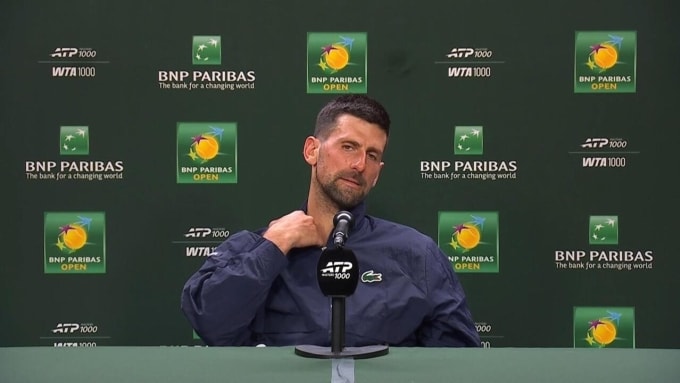 Djokovic trong họp báo, trên sân Trung tâm ở Indian Wells Tennis Garden, California, Mỹ hôm 12/3. Ảnh: Reuters