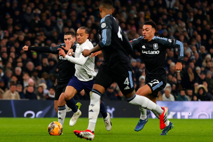 Xavi Simons (áo trắng) đi bóng trong trận Tottenham thua Aston Villa 1-2 ở vòng ba Cup FA ngày 1/11/2025. Ảnh: Shutterstock