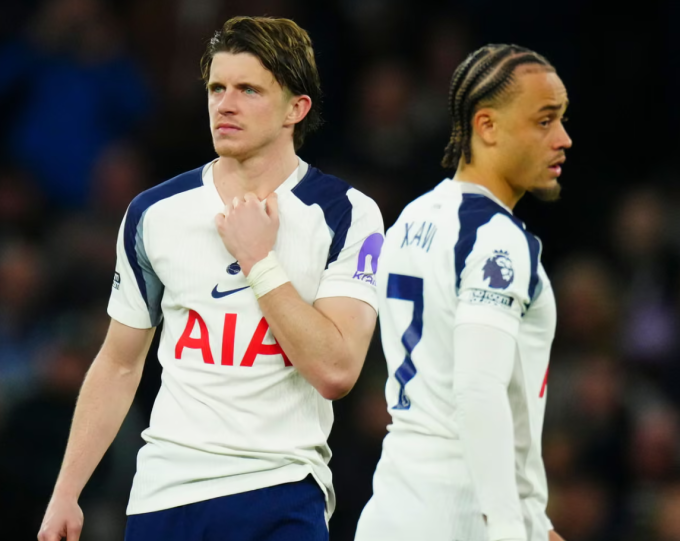 Conor Gallagher (trái) và Xavi Simons thất vọng trong trận Tottenham thua Arsenal 1-4 ở vòng 27 Ngoại hạng Anh trên sân Tottenham Hotspur, London, Anh ngày 22/2/2026. Ảnh: Shutterstock