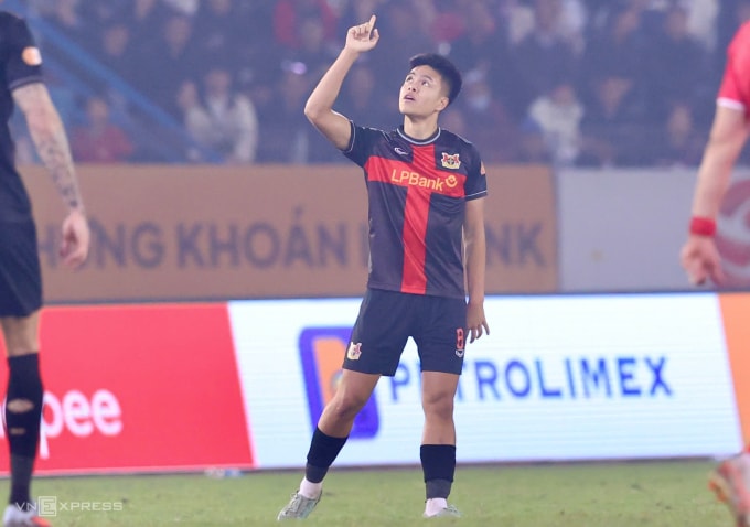 Tiền vệ CLB Ninh Bình Trần Thành Trung mừng bàn thắng trong trận thua Công an Hà Nội 2-3 ở vòng 12 V-League 2025-2026, trên sân Hàng Đẫy ở Hà Nội ngày 1/2/2026. Ảnh: Hoàng Huynh