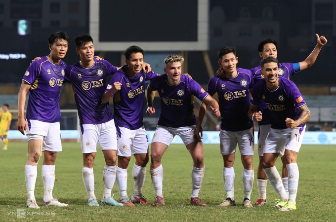 Tiền vệ nhập tịch gốc Brazil Đỗ Hoàng Hên (phải) mừng bàn mở tỷ số của David Fisher (thứ tư từ phải sang) trong trận Hà Nội FC thắng SLNA 3-0 ở vòng 16 V-League 2025-2026, trên sân Hàng Đẫy ở Hà Nội ngày 13/3/2026. Ảnh: Hoàng Huynh