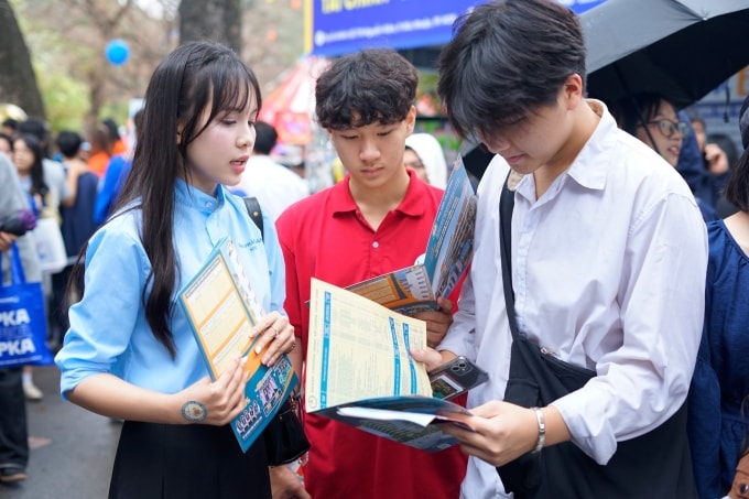 Học viện Tài chính tư vấn tuyển sinh cho học sinh ở Hà Nội hôm 8/3. Ảnh: Fanpage trường