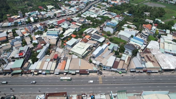 Khu dân cư đông đúc ở xã Bình Chánh, nằm cạnh quốc lộ 1 (đường Lê Khả Phiêu) vừa được UBND xã cấp số nhà mới đồng loạt. Ảnh: Đình Văn