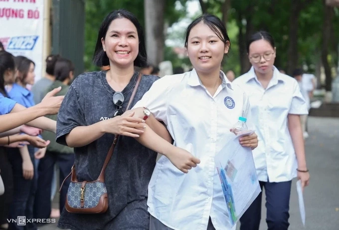 Học sinh thi lớp 10 công lập ở Hà Nội, tháng 6/2025. Ảnh: Tùng Đinh