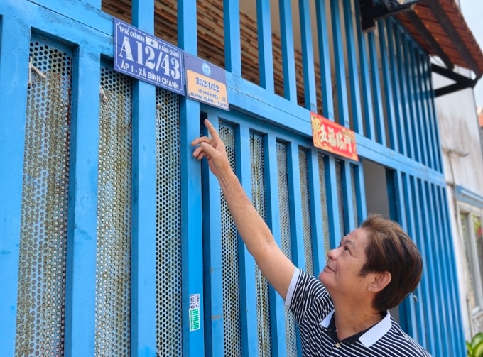 Bảng số nhà mới được đặt theo đường Lê Khả Phiêu, xã Bình Chánh dễ tìm hơn thay cho số nhà cũ tại căn hộ của ông Hà. Ảnh: Đình Văn
