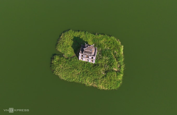 Hà Nội mùa thu Tháp rùa rồi lên trên mặt nước hồ gươm xanh ngắt Ảnh: Ngọc Thành