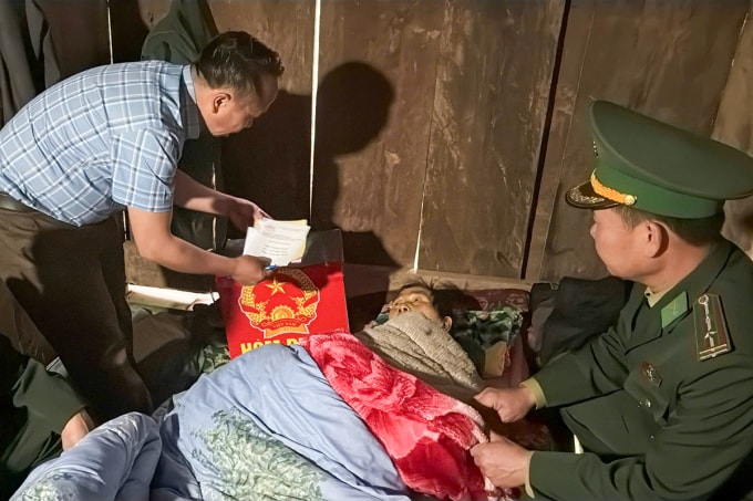 Tổ bầu cử bản Huồi Thum, xã Na Ngoi (trước đây thuộc huyện Kỳ Sơn) mang hòm phiếu phụ đến nhà, hỗ trợ một cử tri già yếu không thể đi lại bỏ phiếu. Ảnh: Hùng Lê