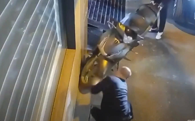 Cặp lốp xe bị người đàn ông chọc thủng. Ảnh cắt từ video