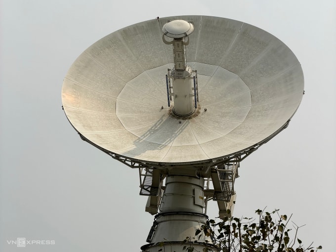 Anten đường kính 9,3 m đặt trong Trung tâm Vũ trụ Việt Nam. Ảnh: Lưu Quý