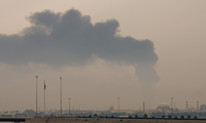 Khói bốc lên tại khu bể chứa nhiên liệu ở Muharraq, Bahrain sau đòn tập kích được cho là của Iran hôm 12/3. Ảnh: AFP