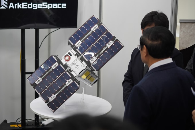 Một mô hình vệ tinh nhỏ của một công ty Nhật Bản được trưng bày tại triển lãm. Ảnh: Lưu Quý