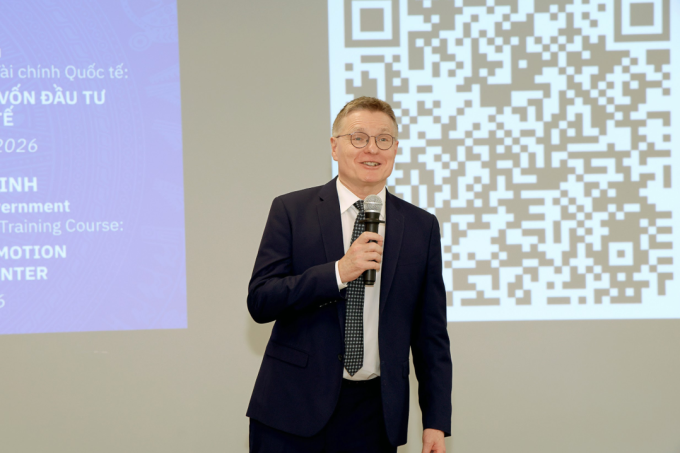 Ông Hubertus Vaeth, Tổng giám đốc Frankfurt Main Finance, Phó chủ tịch Liên minh các Trung tâm tài chính quốc tế toàn cầu, trực tiếp giảng dạy khóa học. Ảnh: VGU