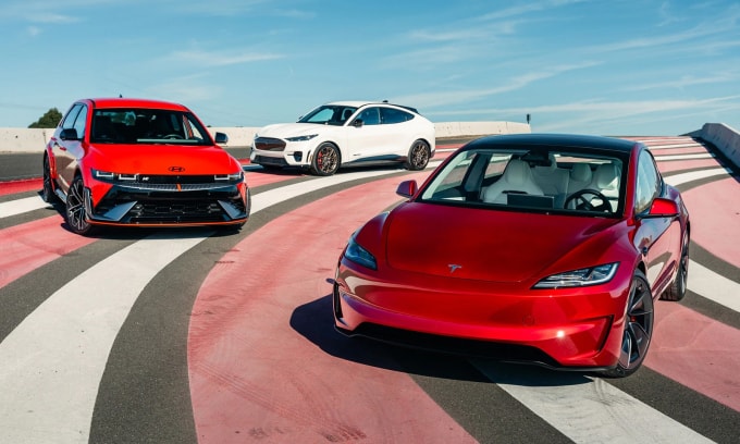 Tesla Model Y (phải) và Hyundai Ioniq 5 (trái) là hai mẫu xe điện bán chạy hàng đầu tại Mỹ. Ảnh: Edmunds