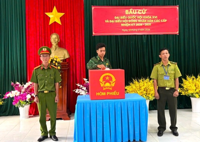 Các lực lượng ở Hòn Khoai bầu cử. Ảnh: An Minh