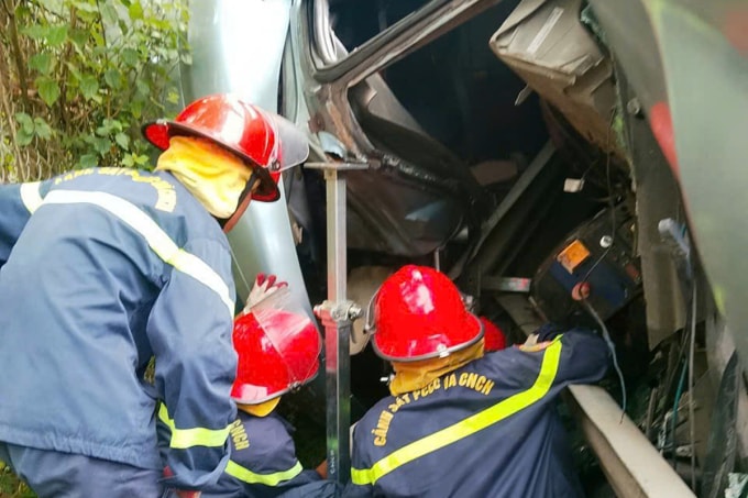 Cảnh sát phá cabin giải cứu tài xế. Ảnh: Niệm Đệ