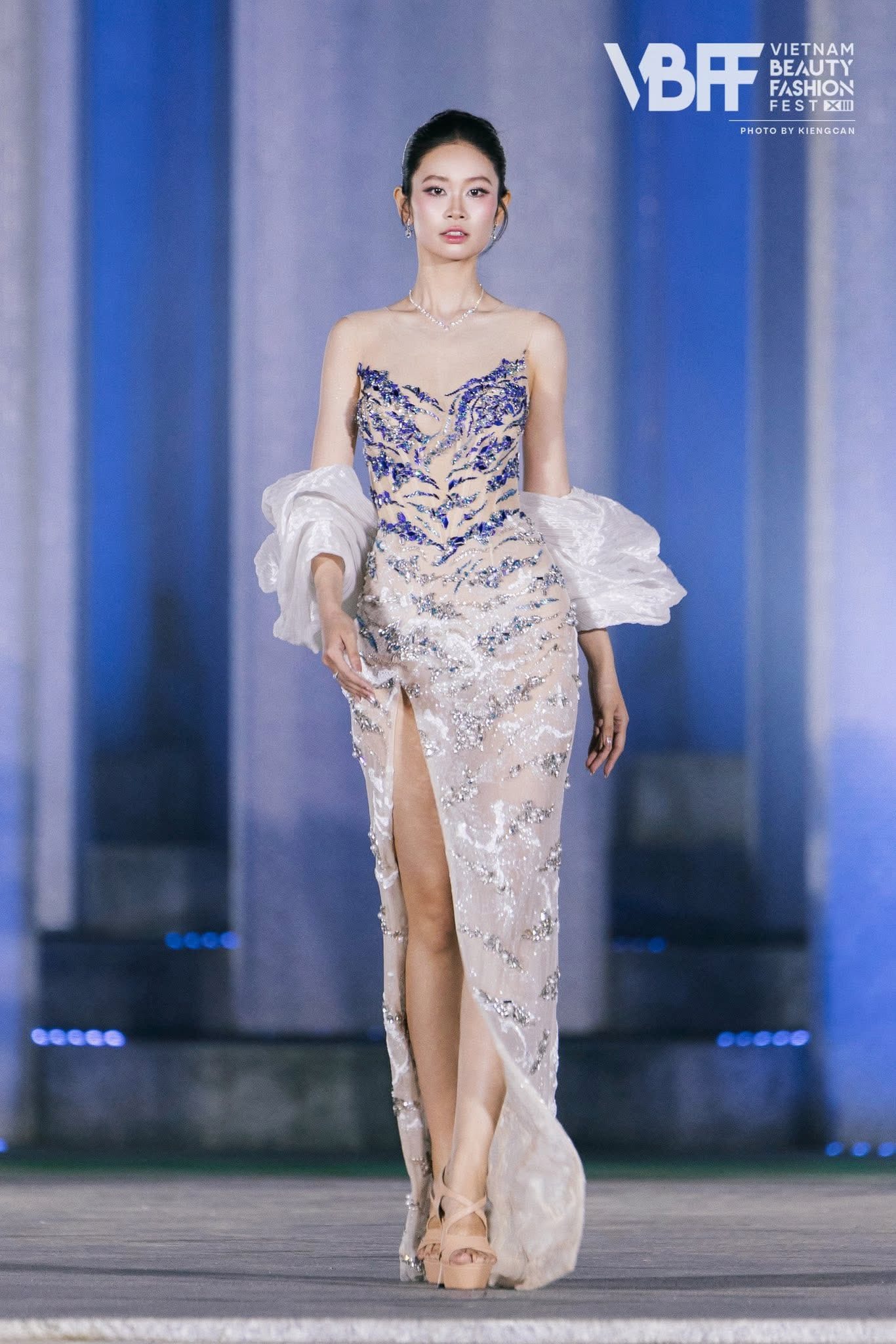 Lê Phương Quyên diễn thời trang tại Miss World Vietnam