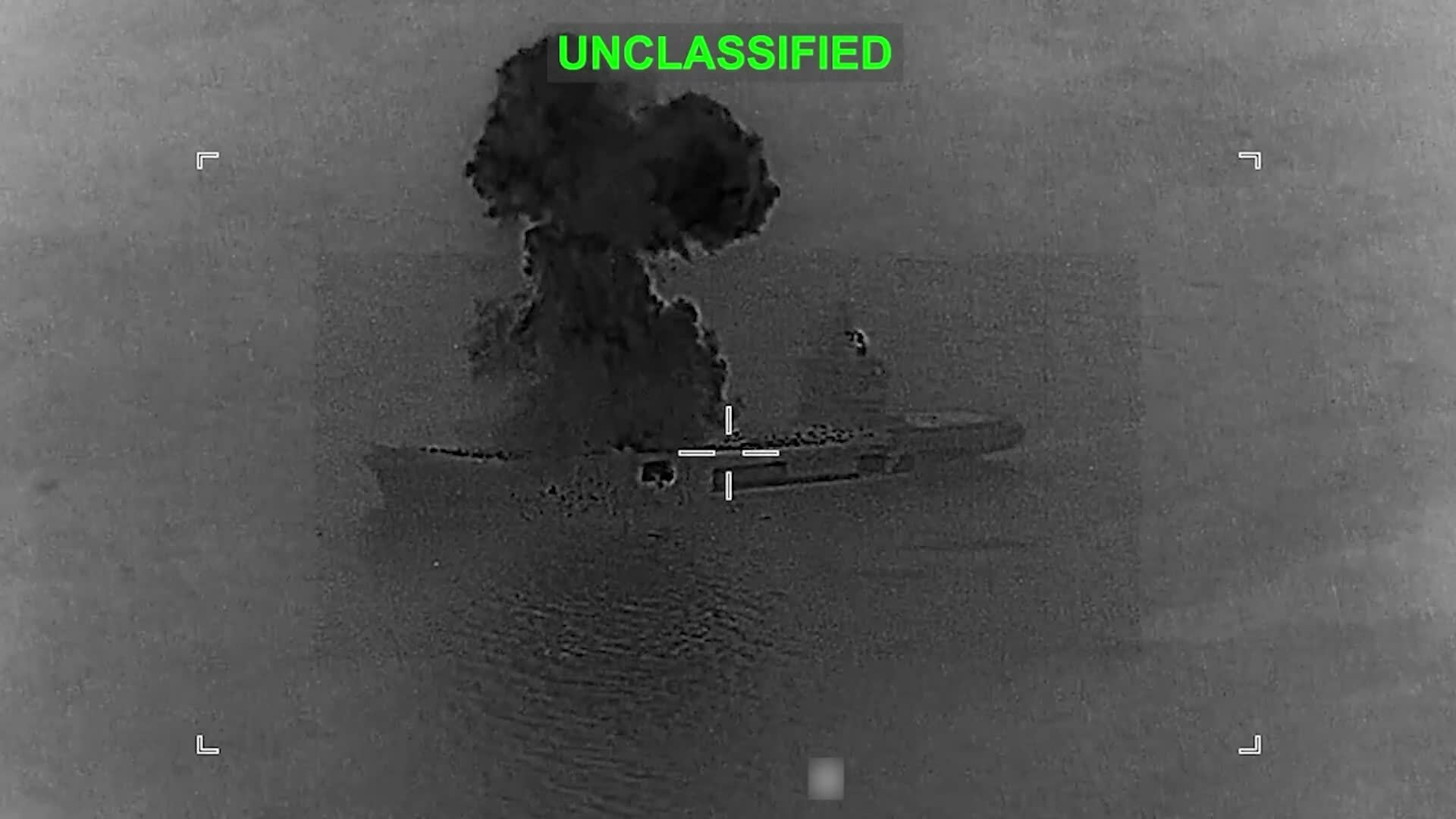 Khoảnh khắc Mỹ tấn công tàu sân bay UAV của Iran