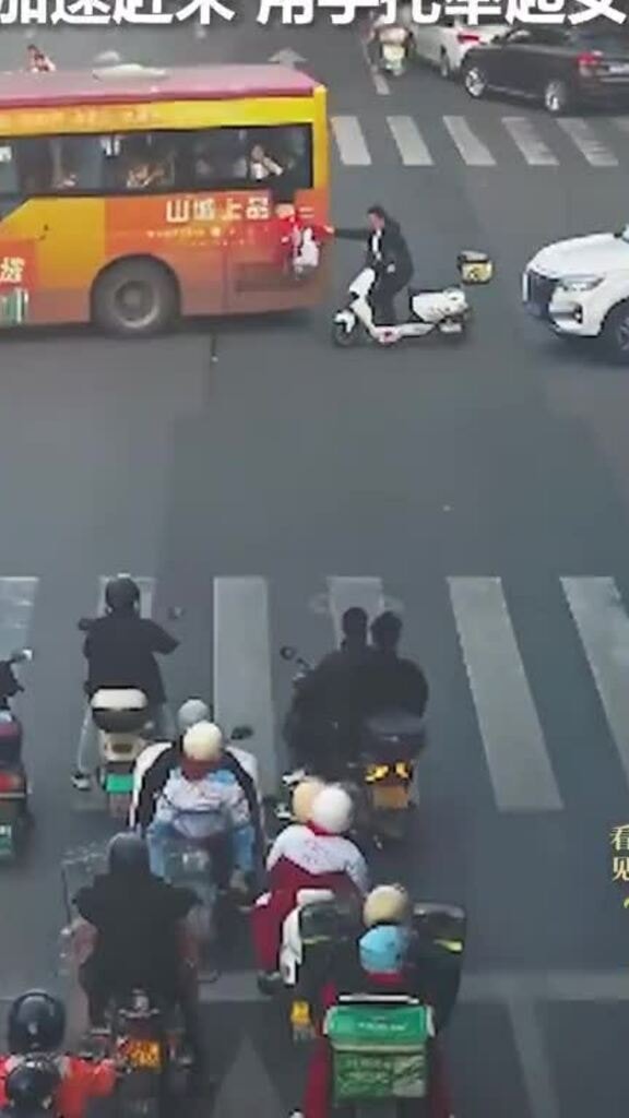 Bé gái rơi ra ngoài cửa sổ xe buýt đang chạy