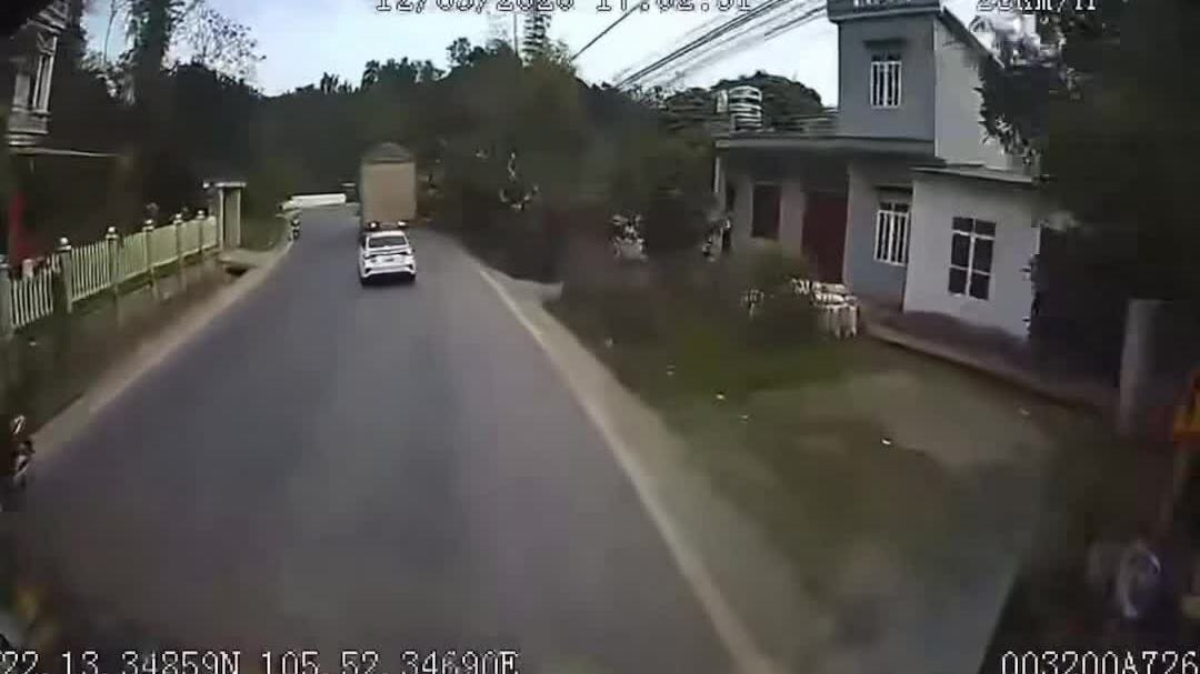 Người đi xe máy vượt ẩu bị xe tải không nhường đường đâm