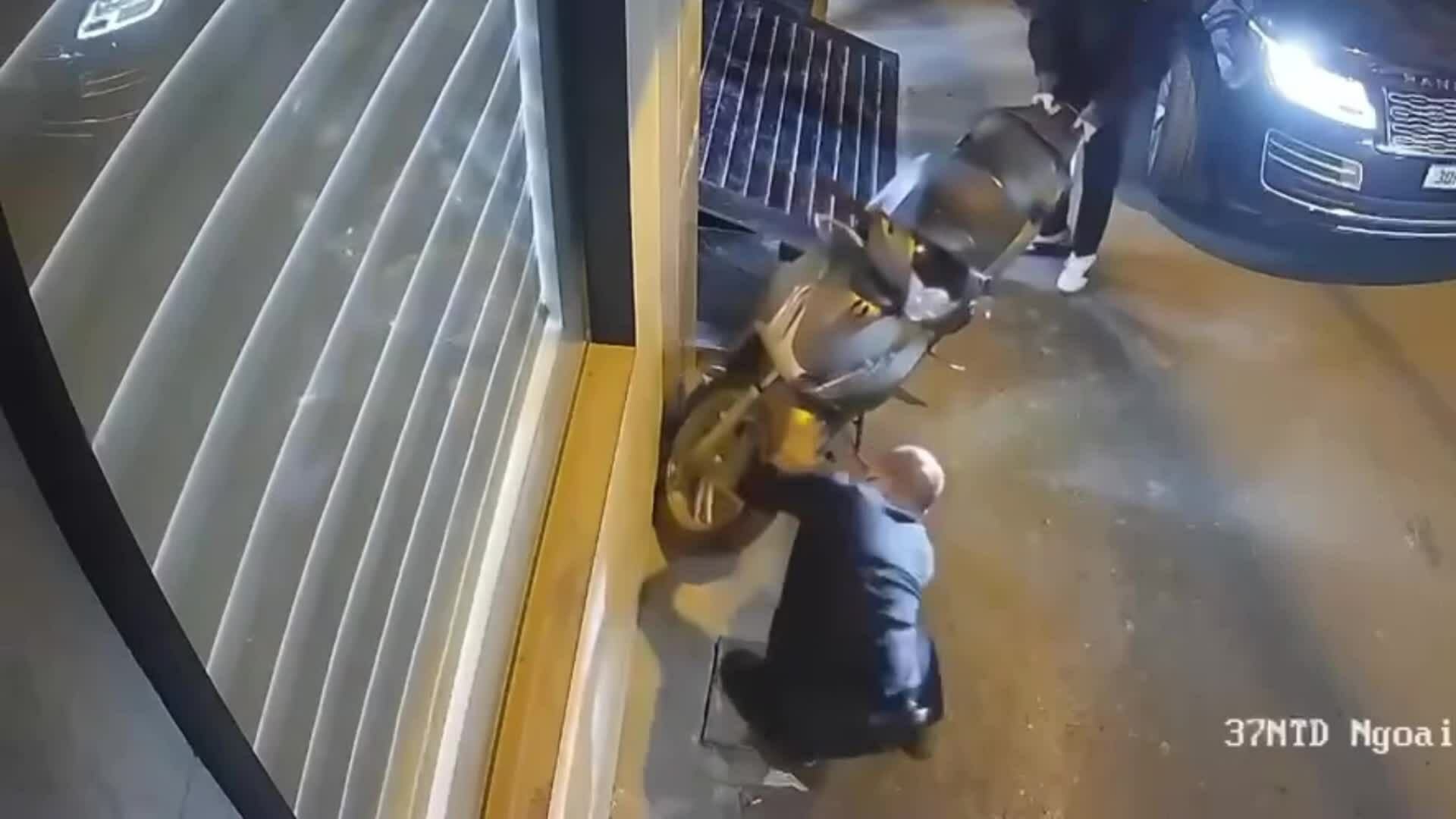 Tài xế Range Rover chọc thủng lốp xe máy SH