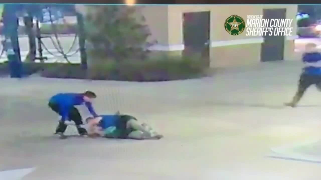 Thợ rửa xe 18 tuổi khống chế kẻ cầm rìu bằng đòn vật MMA