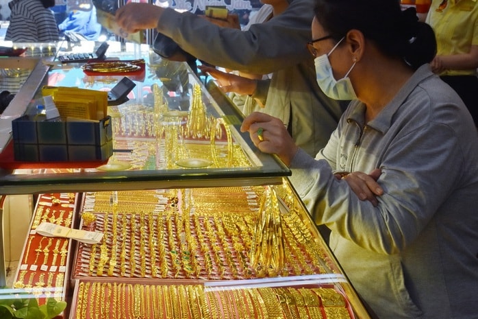 Giá vàng hôm nay 13-3: Vàng thế giới giảm sâu 112 USD - Ảnh 1.