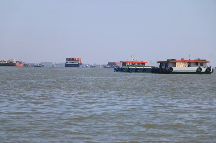 Không có việc sà lan chở cát nhập khẩu về Việt Nam bị ùn ứ do giá xăng dầu tăng - Ảnh 6.