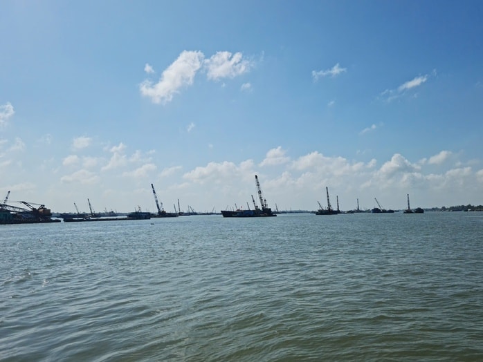 Không có việc sà lan chở cát nhập khẩu về Việt Nam bị ùn ứ do giá xăng dầu tăng - Ảnh 1.