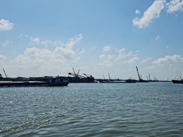 Không có việc sà lan chở cát nhập khẩu về Việt Nam bị ùn ứ do giá xăng dầu tăng - Ảnh 2.