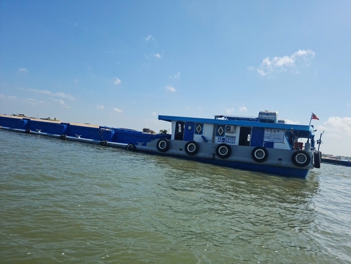 Không có việc sà lan chở cát nhập khẩu về Việt Nam bị ùn ứ do giá xăng dầu tăng - Ảnh 3.