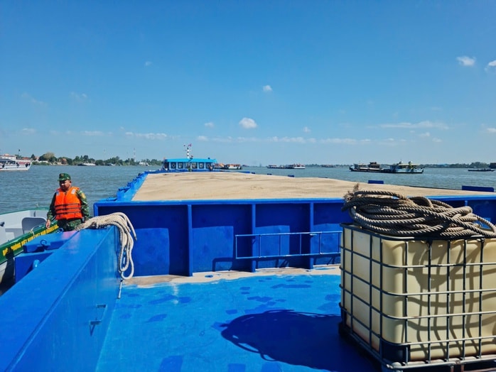 Không có việc sà lan chở cát nhập khẩu về Việt Nam bị ùn ứ do giá xăng dầu tăng - Ảnh 4.