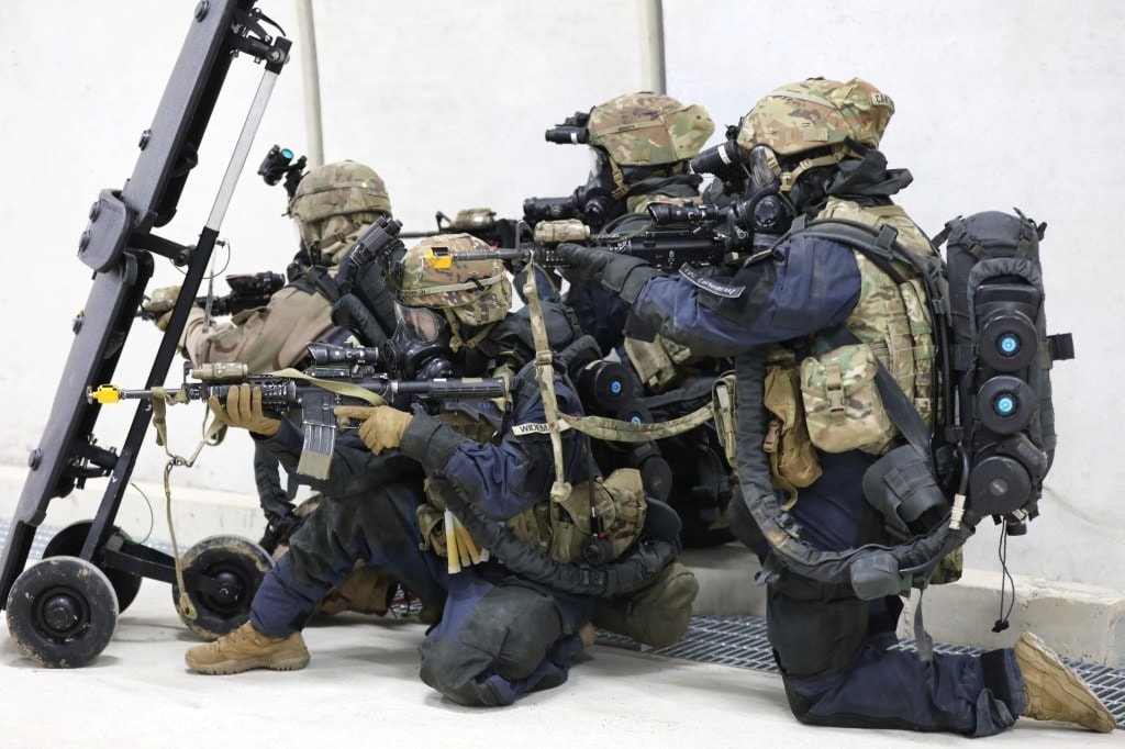 Các thành viên của Quân đội Mỹ và Quân đội Hàn Quốc trong trang thiết bị bảo hộ hóa chất, sinh học, hạt nhân và phóng xạ đã được tìm thấy trong một cuộc tập trận tại một cơ sở mô phỏng cơ sở. Ảnh The War Zone