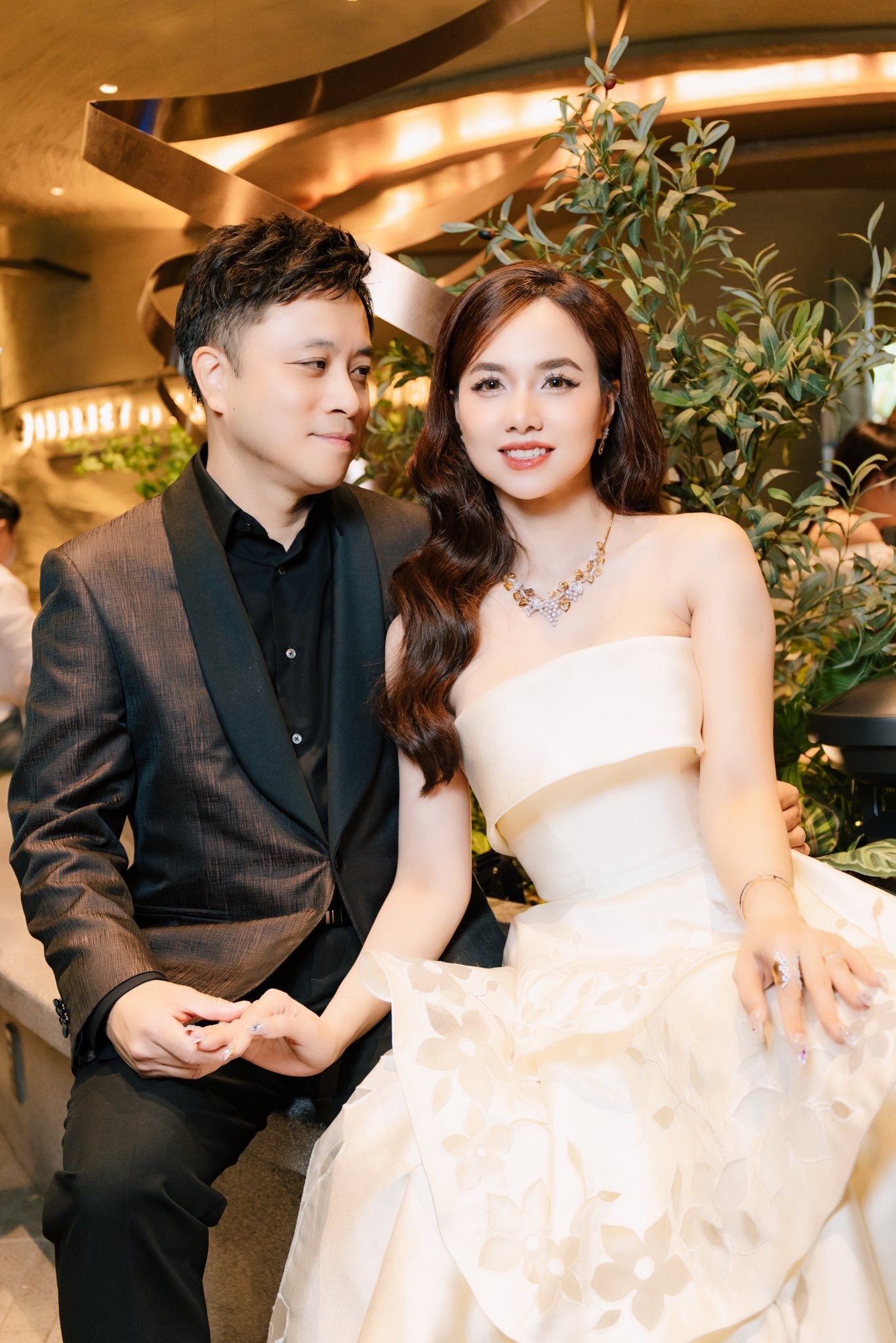 Ít ai biết, Victor Vũ từng trải qua nhiều cuộc phẫu thuật lớn vì bệnh tim, cận kề cái chết. Thời điểm đó, Đinh Ngọc Diệp là người cận kề chăm sóc, lo thuốc men, bảo hiểm... cho ông xã. Ba lần phẫu thuật liên tiếp trong 3 năm, hai vợ chồng cố nắm tay nhau để vượt qua.