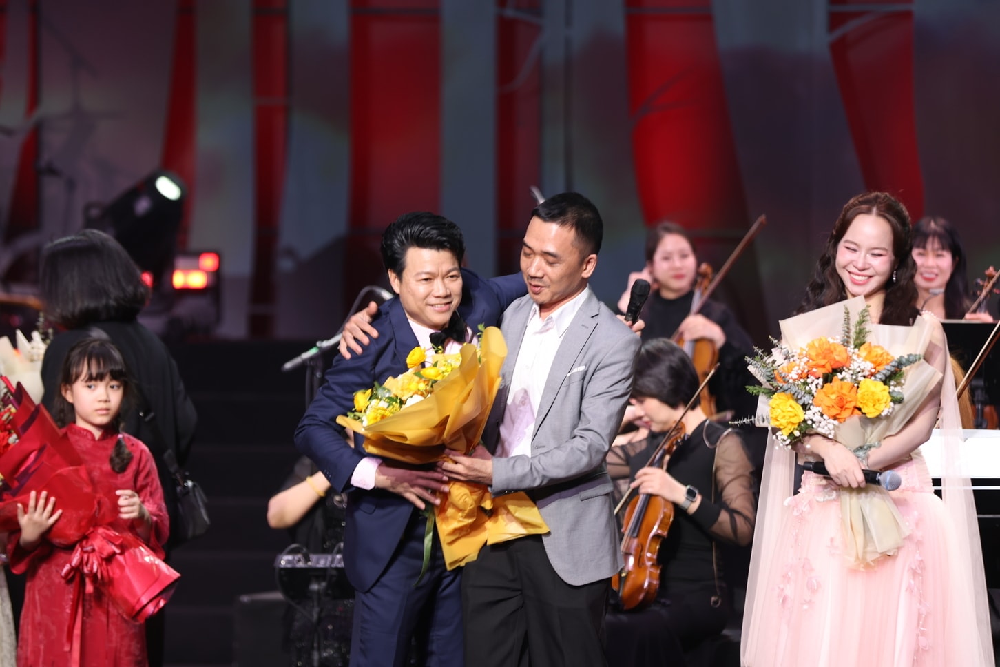 Trung tá Đỗ Bảo, Giám đốc Dàn nhạc Giao hưởng Quân đội chúc mừng Vũ Thắng Lợi.