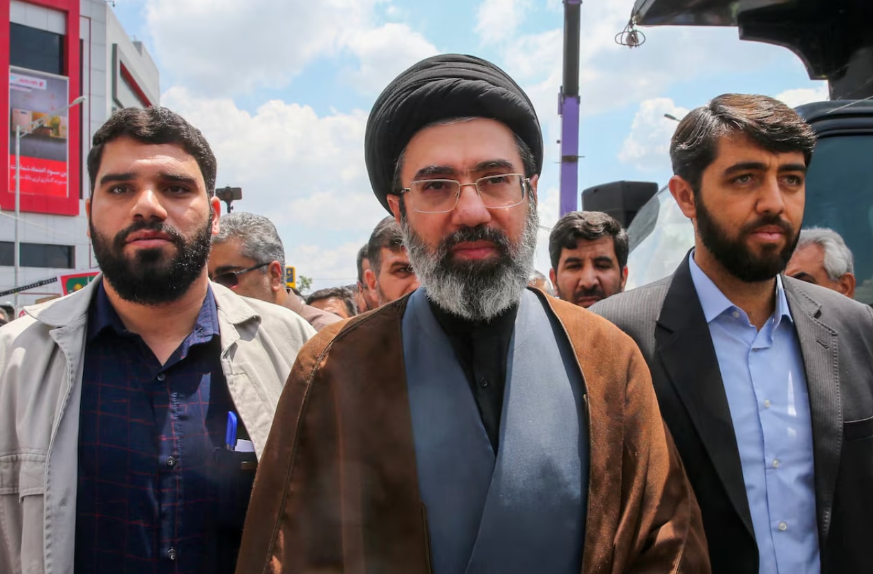 Lãnh đạo tối cao mới của Iran, ông Mojtaba Khamenei (ở giữa) tham dự một cuộc mít tinh ở Tehran, Iran. (Nguồn: Reuters)