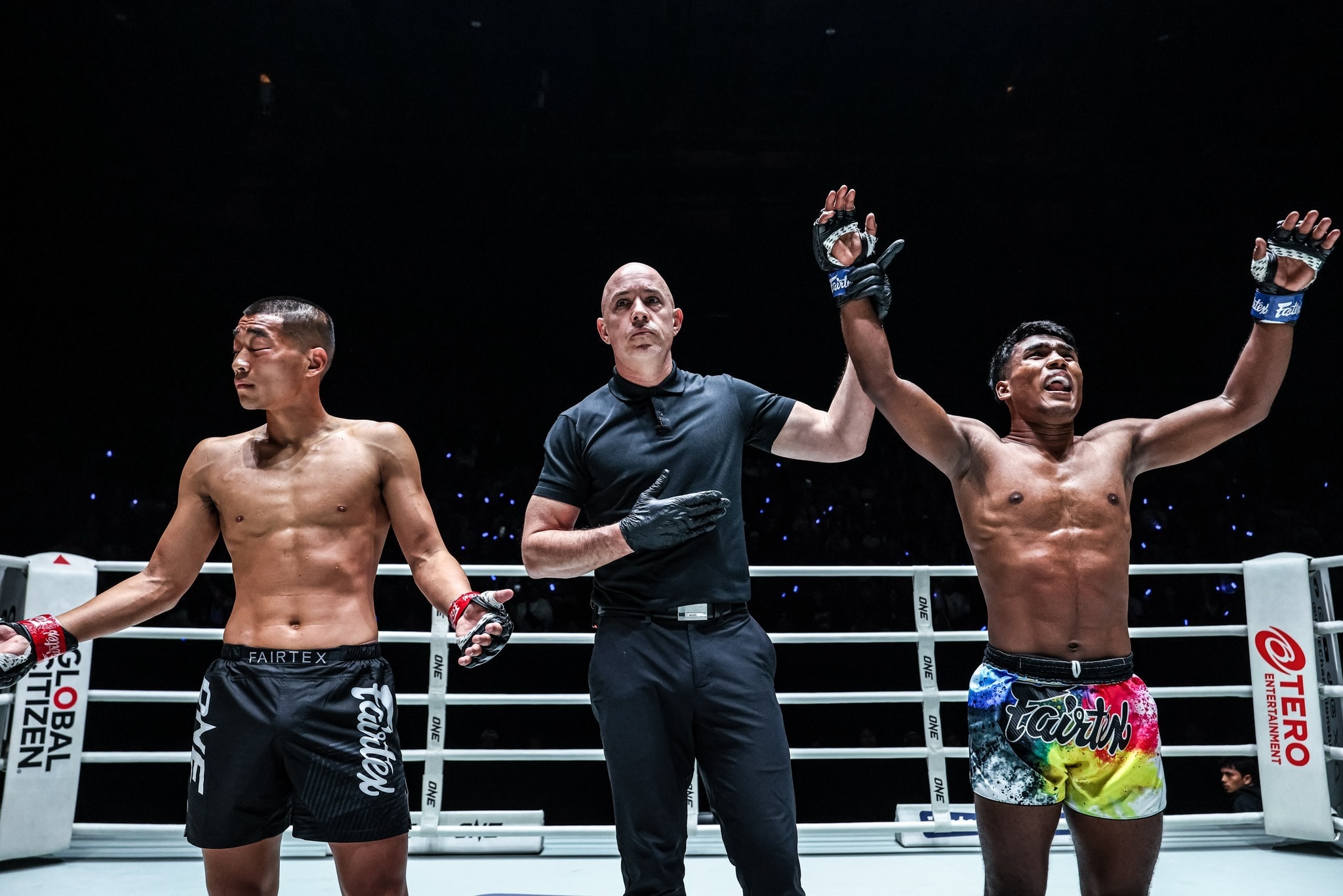 Trương Kim Hổ (bên trái) không mở được mắt trái sau khi trúng đòn phạm quy của đối thủ.