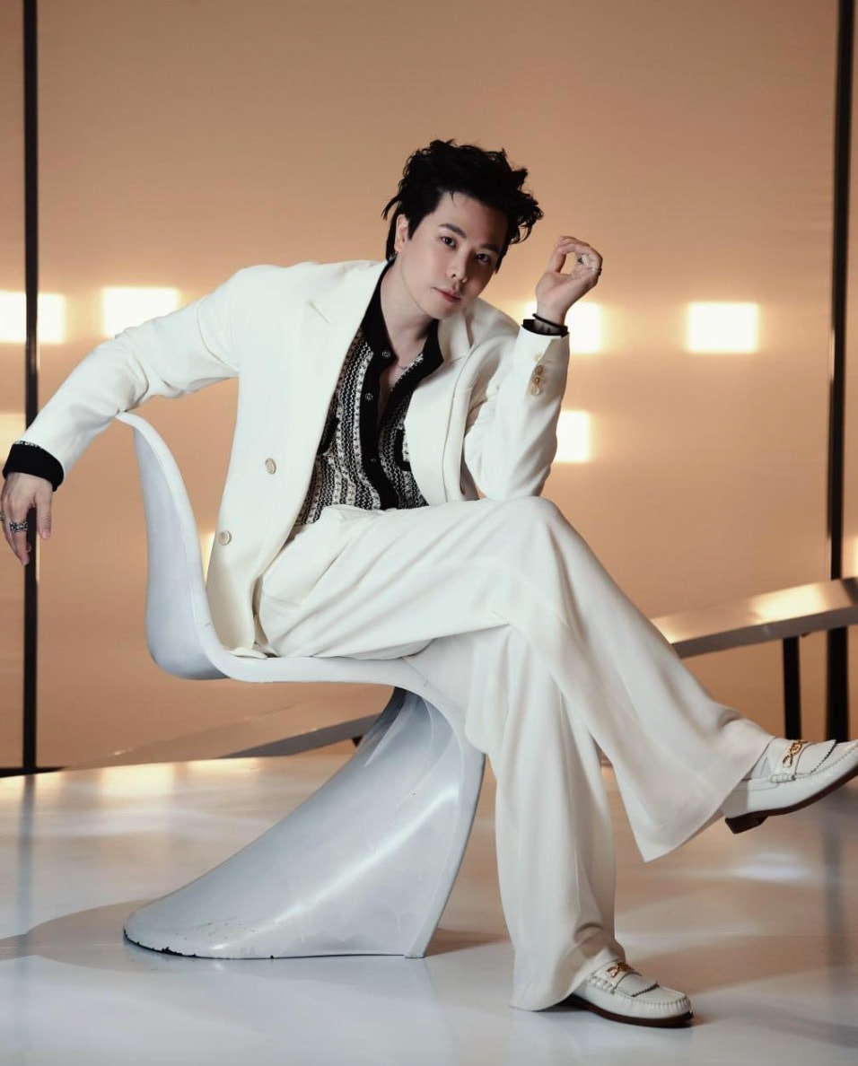 Bên cạnh đó, Trịnh Thăng Bình còn sớm bộc lộ niềm yêu thích với lĩnh vực kinh doanh. Nam ca sĩ từng chia sẻ bản thân đã thử sức với nhiều dự án từ khá sớm dù không ít lần trải qua thất bại. Với anh, mỗi lần vấp ngã đều là một bài học quý giá.