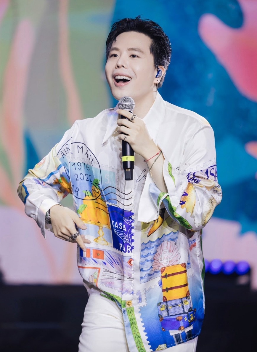 Việc vướng tin hẹn hò khiến Trịnh Thăng Bình nhận được chú ý của khán giả. Sinh năm 1988, Trịnh Thăng Bình được biết đến với vai trò ca sĩ kiêm nhạc sĩ, sở hữu nhiều bản hit được khán giả yêu thích như “Người ấy”, “Tâm sự tuổi 30”, “Khác biệt to lớn”, “Vỡ tan” hay “Lời chưa nói”.