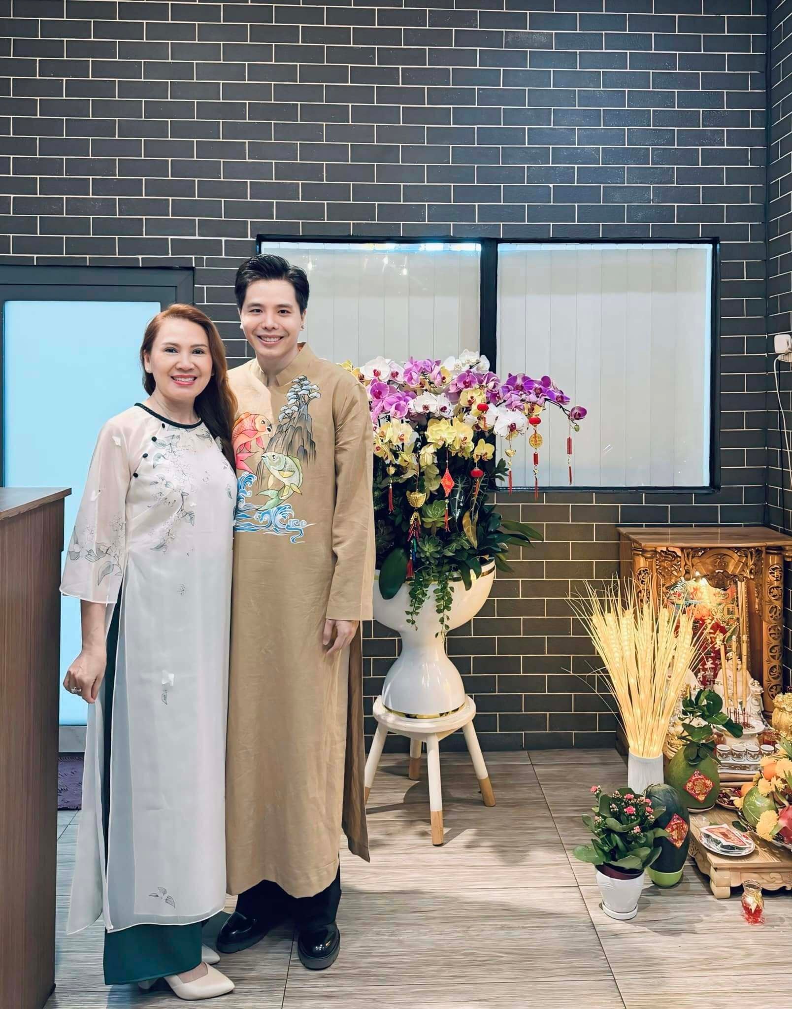 Trong một talkshow, Trấn Thành từng tiết lộ Trịnh Thăng Bình xuất thân trong gia đình có điều kiện, từ nhỏ đã được sống trong môi trường đầy đủ nên ít phải lo lắng về vấn đề kinh tế. Sự hỗ trợ từ gia đình giúp anh sớm có điều kiện theo đuổi các sở thích cá nhân cũng như định hình phong cách sống.