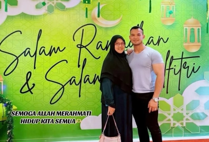 Wan Nazihah Wan Awang, 51 tuổi và chồng Azmirullah Azan, 28 tuổi. ẢNH: WAN NAZIHAH WAN AWANG/FACEBOOK