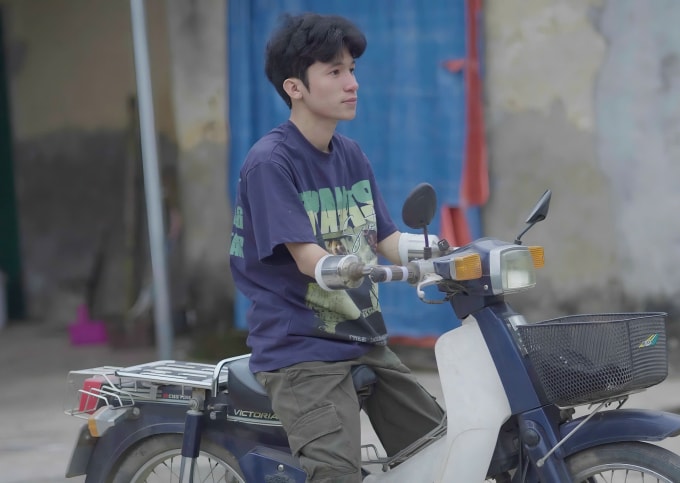 Trọng Định đi xe máy đi chợ mỗi ngày, ngày 13/3/2026. Ảnh: Nhân vật cung cấp