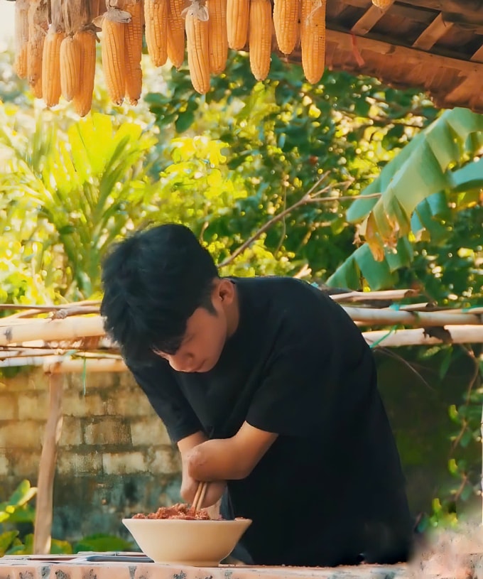 Trọng Định, 23 tuổi, ở xã Vân Tụ (Nghệ An) đang nấu ăn.