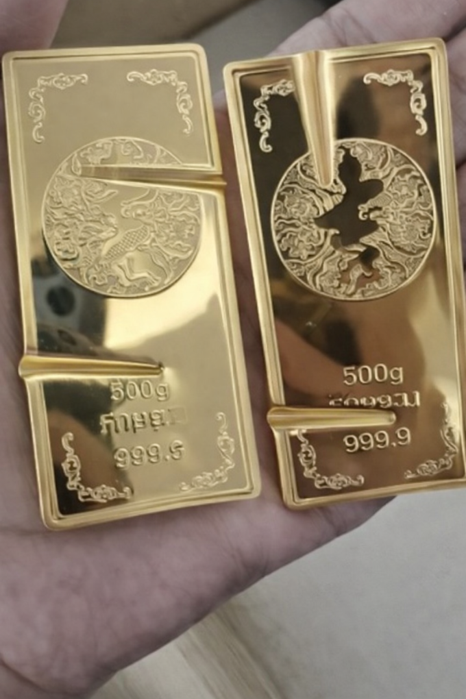 Một số miếng vàng trong túi bị vứt nhầm được tìm thấy sau khi bới 10 tấn rác tại bãi tập kết rác, huyện Dặc Dương,Trung Quốc, chiều 8/3. Ảnh: Sohu