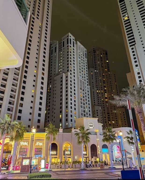 Một con phố Dubai nhộn nhịp nay vắng người qua lại. Ảnh: Dailymail