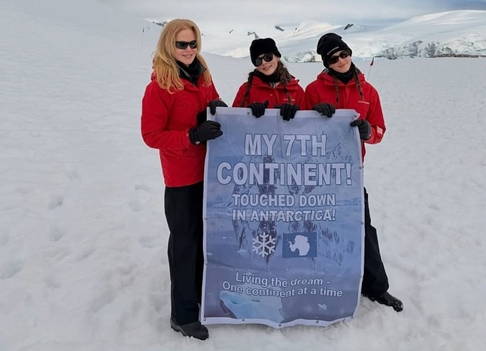 Diễn viên và hai con gái trong chuyến đi đến Nam Cực hồi tháng 1. Ảnh: Instagram/ Nicole Kidman