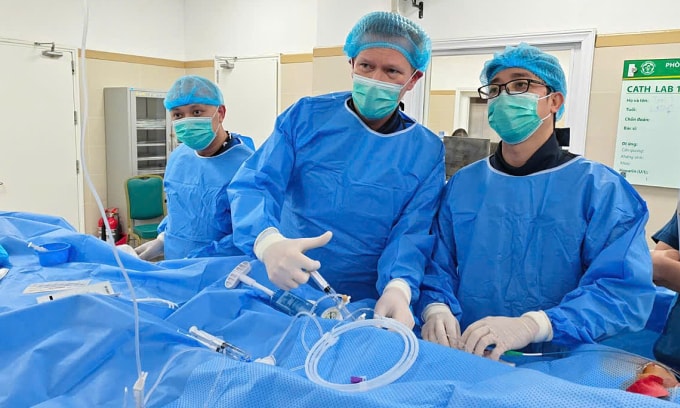 Các chuyên gia can thiệp mạch vành bằng bóng thủ thuốc cho một bệnh nhân hôm 13/3. Ảnh: Thành Dương