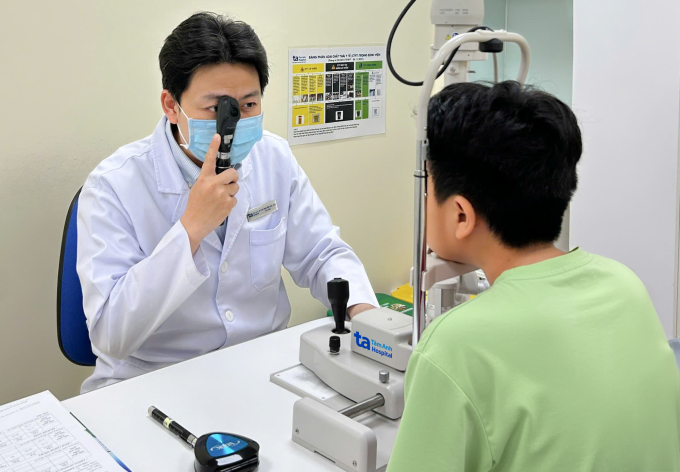 Bác sĩ Huy kiểm tra mắt cho một bé trai. Ảnh minh họa: Bệnh viện Đa khoa Tâm Anh