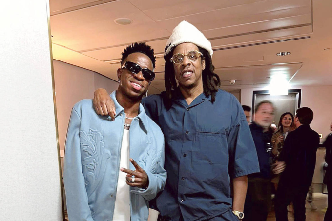 Vinicius (trái) chụp ảnh cùng huyền thoại rapper Jay-Z.