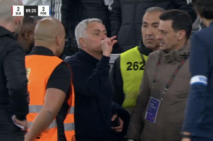 HLV Jose Mourinho phản ứng sau khi Benfica gỡ hòa 2-2 trong trận gặp Porto ở vòng 25 giải VĐQG Bồ Đào Nha trên sân Ánh sáng, Lisbon, Bồ Đào Nha ngày 8/3/2026. Ảnh: chụp màn hình