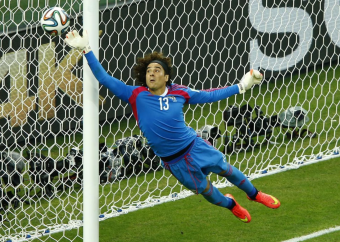 Guillermo Ochoa bay người cản phá trong trận Mexico hòa Brazil 0-0 ở World Cup 2014. Ảnh: Reuters